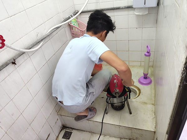 兴国管道堵塞冒臭气 专业师傅现场解决问题