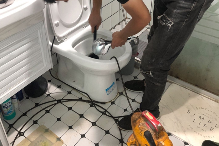 兴国马桶堵塞自己疏通还是找师傅?专业上门服务让你省时更省心